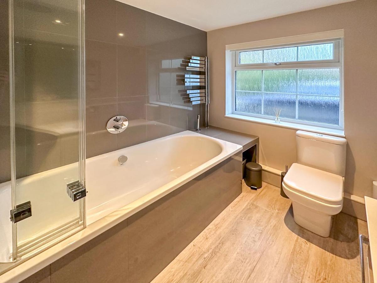 Blunsdon Lodge - Spacious Bungalow, High Speed Wi-Fi, Free Private Parking, Garden Swindon Exterior foto